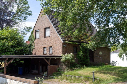 Ansicht mit Carport
