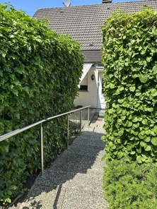 Hausansicht mit Zuwegung