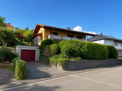 Straßenansicht mit Garage u...