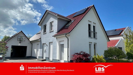 Ansicht des Hauses und Garage