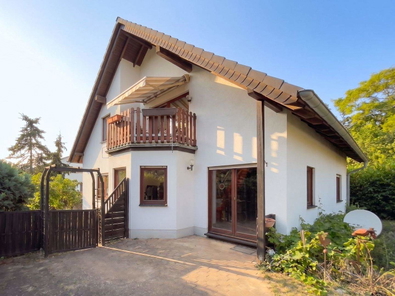 Hausansicht mit Terrasse