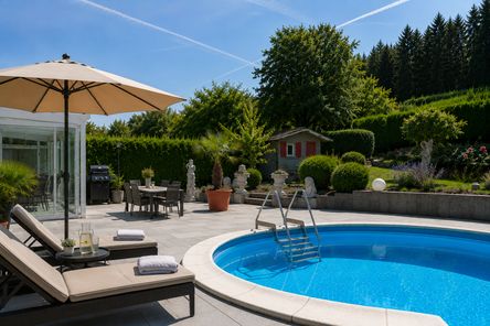 Private Gartenoase mit massiv gebautem Pool und verschiebbarer Überdachung