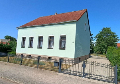Wohnhaus Vorderseite mit Zufahrt!