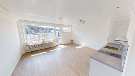 Wohn/Schlafzimmer mit hochwertiger Küche und Balkon
