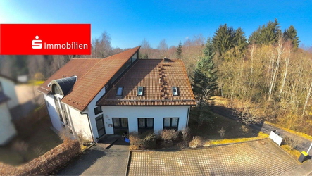 Luftaufnahme Frontansicht des Gebäudes inkl. Stellplätzen