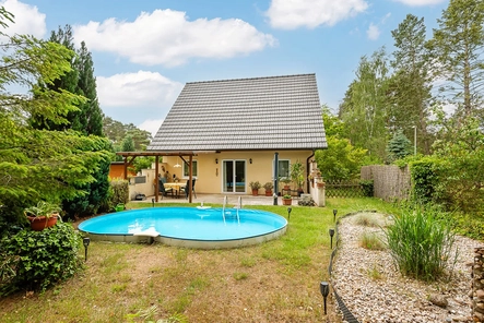Traumhafter Garten mit Pool –