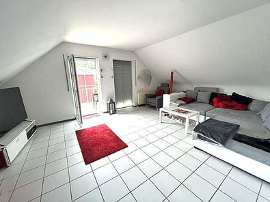 Wohnzimmer mit Balkon