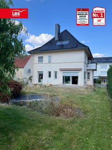 Außenansicht mit neuem Dach und PV