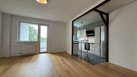 Wohnzimmer mit offener Küche