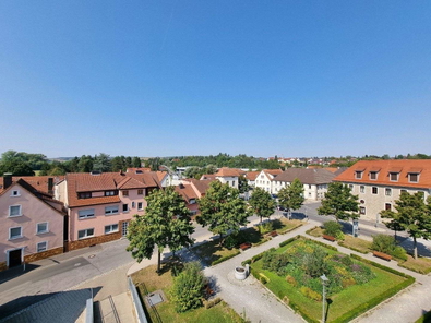 Wohntraum in der Stadt… der freie Ausblick von der Loggia der Wohnung nach Westen, u.a. zum Park