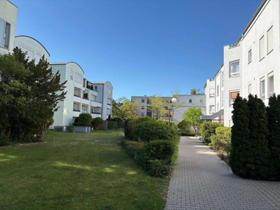 Gepflegte Wege mit Gartenflächen