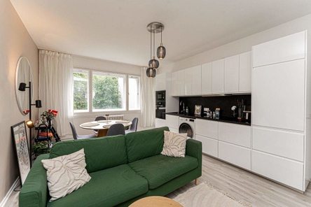 Wohnzimmer mit offener Küche