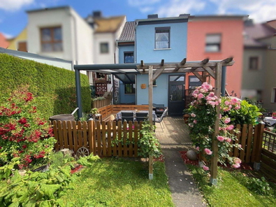 Rückwärtige Hausansicht mit überdachter Terrasse (