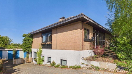 Ansicht von vorne und Garagenzufahrt