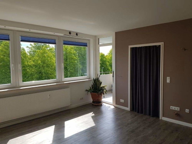 Wohnzimmer, Blickrichtung Balkon und Zimmer