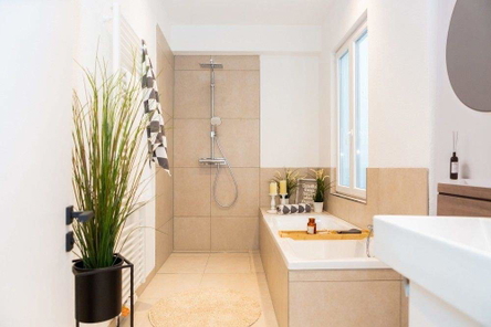 hochwertiges Tageslichtbadezimmer mit Dusche und Badewanne
