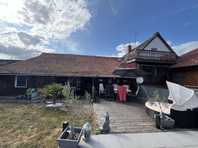Haus und Scheune (Gartenseite)