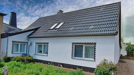 Vorder- und Giebelseite Ost Straßenansicht!