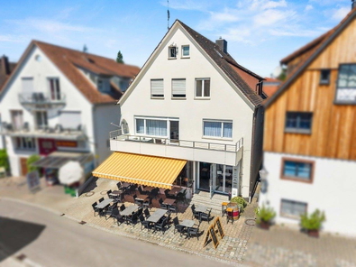 Hausansicht mit Außengastrobereich