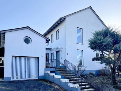 Hausansicht mit Garage + Parkplatz