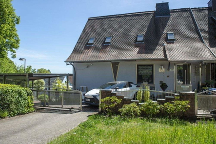 Hausansicht mit Stellplätzen