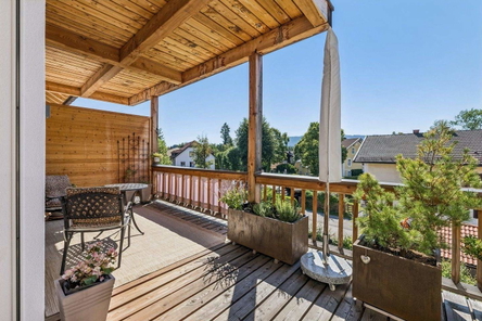 Großzügiger, teilweiße überdachter Balkon