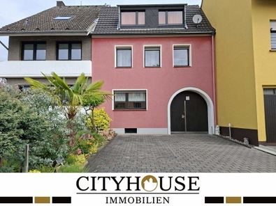 Vorderaufnahme Haus mit Parkplatz