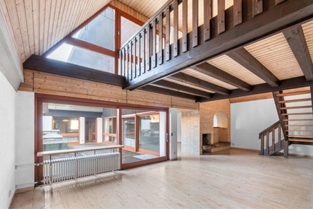 Wohnbereich mit Galerie und Kamin