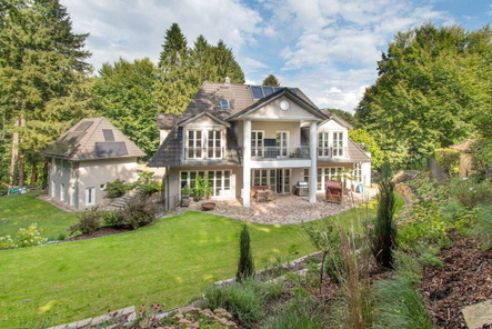 Professionell angelegte Gartenlandschaft und Terrasse