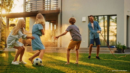 Herzhaftes Lachen im Garten