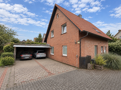 Giebel-/Vorderseite, Carport, Hoffläche