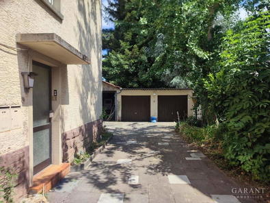 Einfahrt Garage