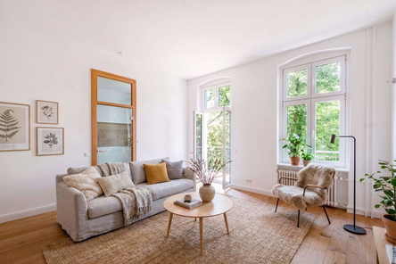 Wohnzimmer mit Zugang zum Balkon und zum Schlafzimmer