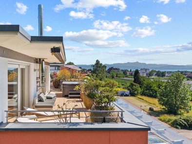 Terrasse mit See- und Bergsicht