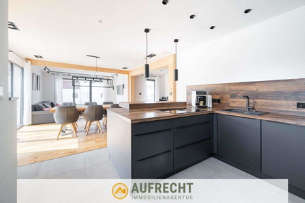 lichtdurchfluteter Wohn-, Koch-, Essbereich