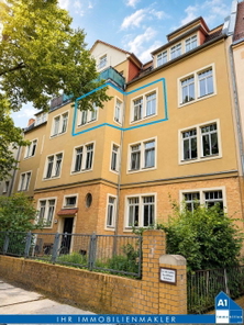 WE 11 Hausansicht mit Logo