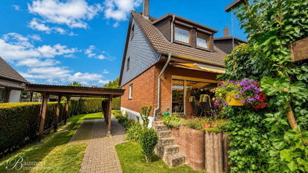 Hausansicht mit Carport