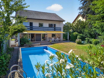Gartenansicht mit Pool