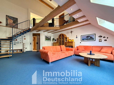Wohnzimmer mit Blick auf Galerie