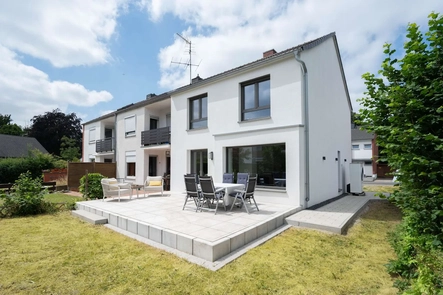 Großzügige Terrasse im Garten
