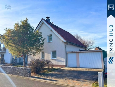 Außenansicht mit Garage