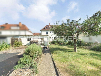 Garten mit Blick auf das Haus und Garage.