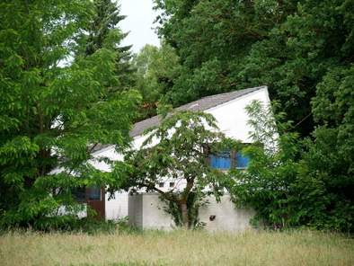 Außenansicht im Baumbestand
