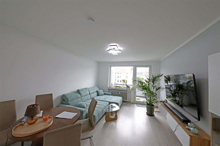 Wohnzimmer mit Balkon