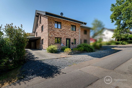 Straßenansicht mit Carportzufahrt