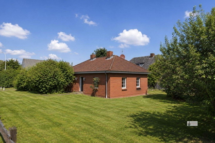 Bungalow mit üppigem Garten