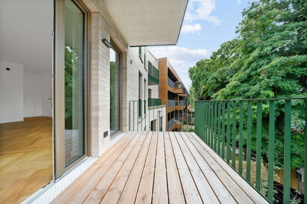 viel Platz auf dem sonnigen Südwest-Balkon
