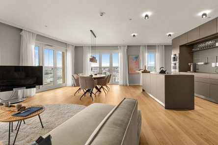 Offenes Wohnkonzept mit eleganter Gaggenau-Einbauküche