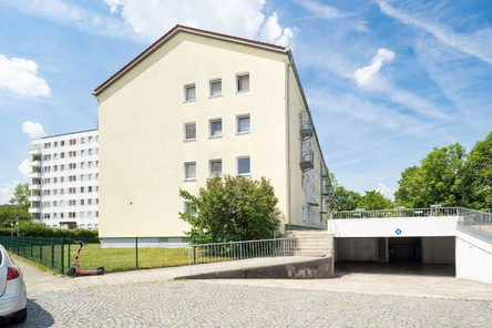 SOLIDES GESAMTPAKET - Die Tiefgarageneinfahrt an der Ostseite des Hauses