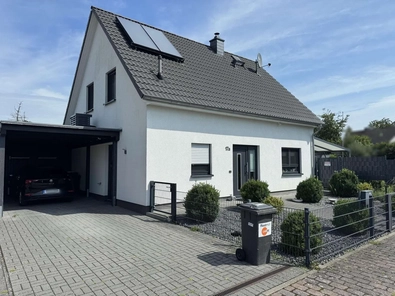 Seitenansicht mit Carport